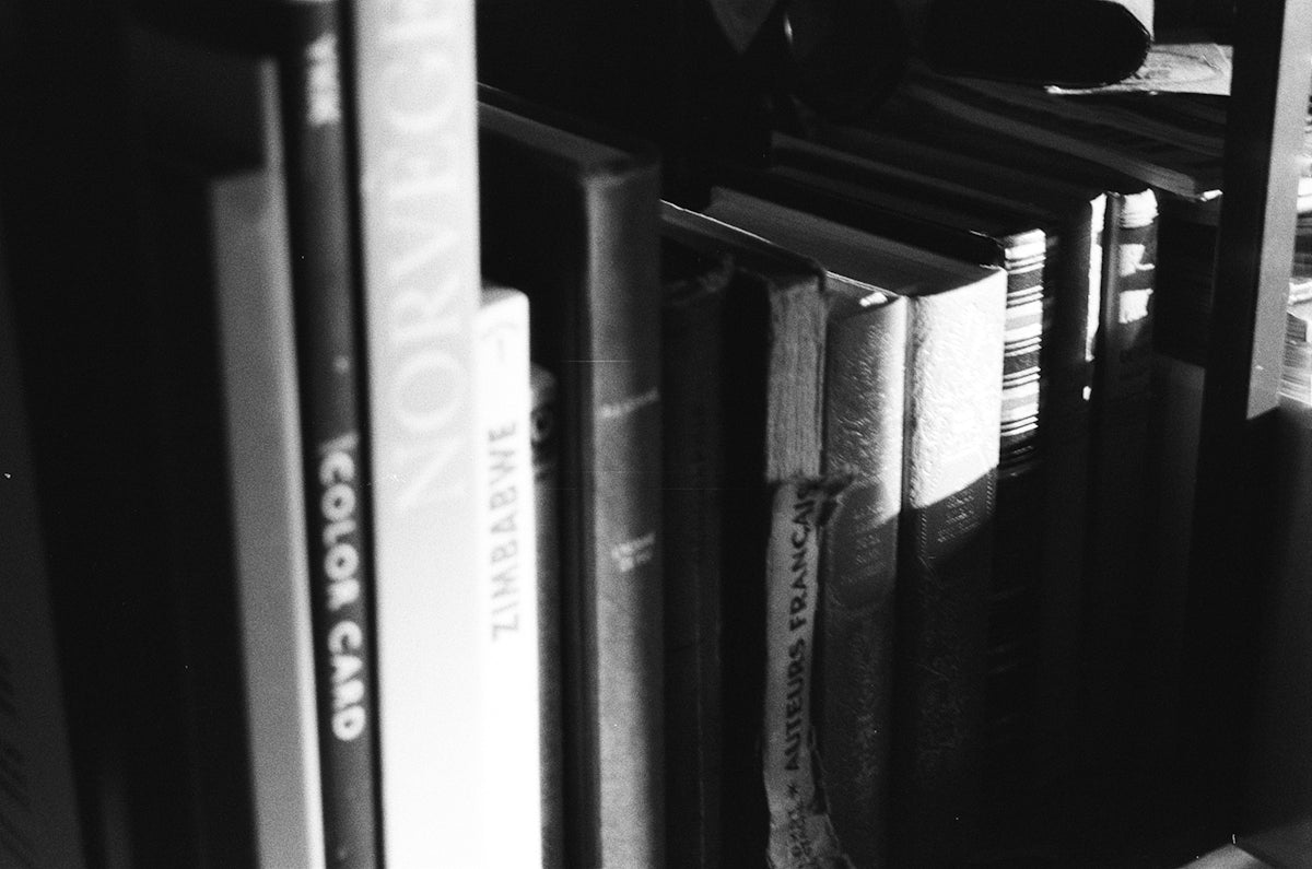 a black and white photo of a bookshelf
