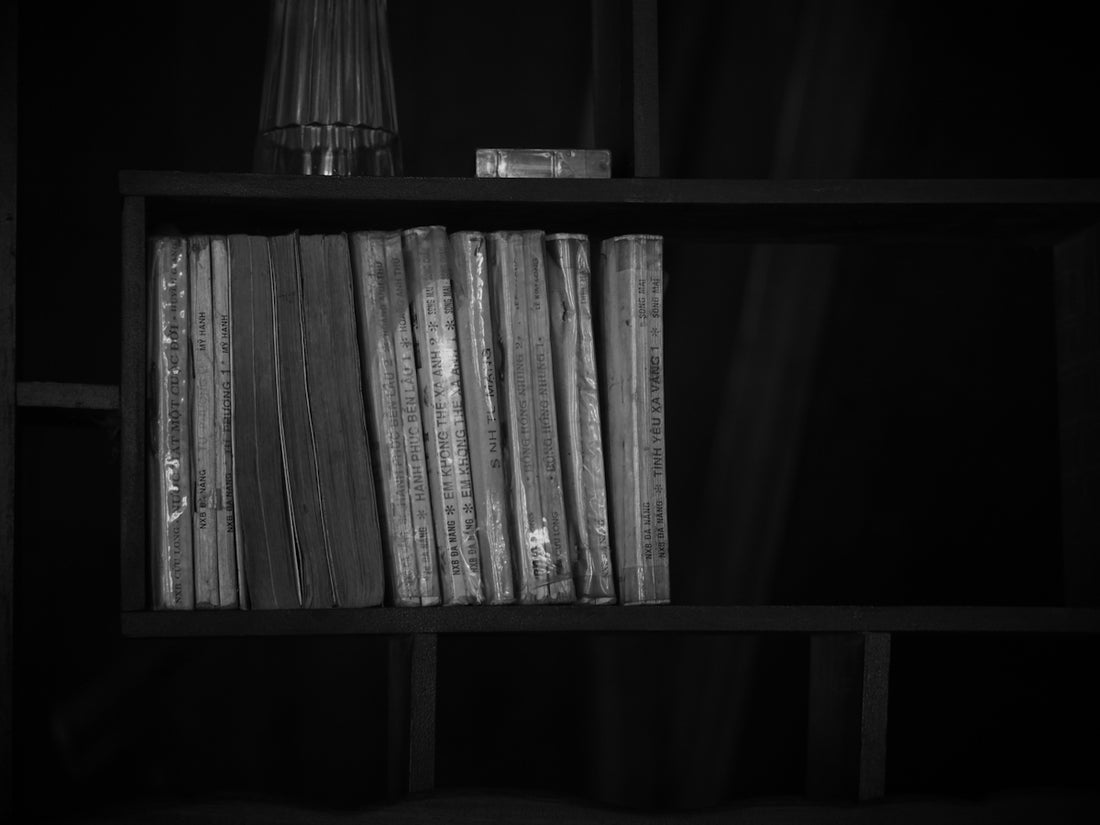 a black and white photo of a bookshelf