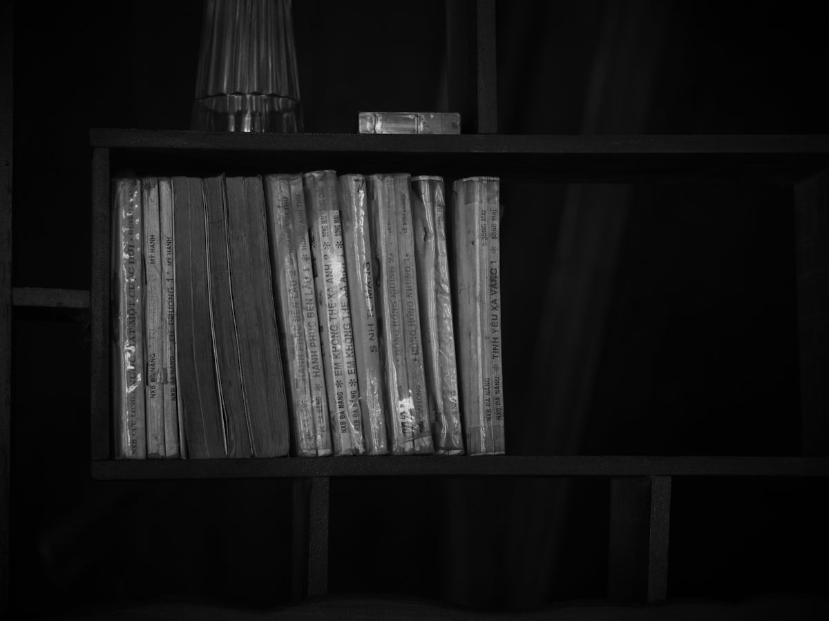 a black and white photo of a bookshelf
